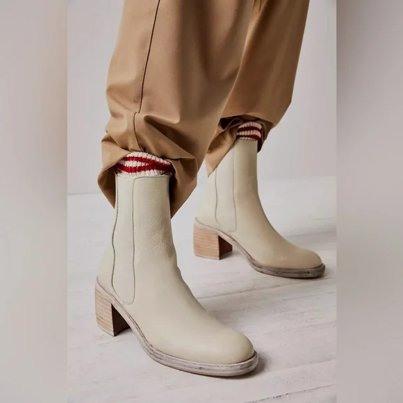 New in box Free People Chelsea Boots in Chalk - Picture 2 of 5